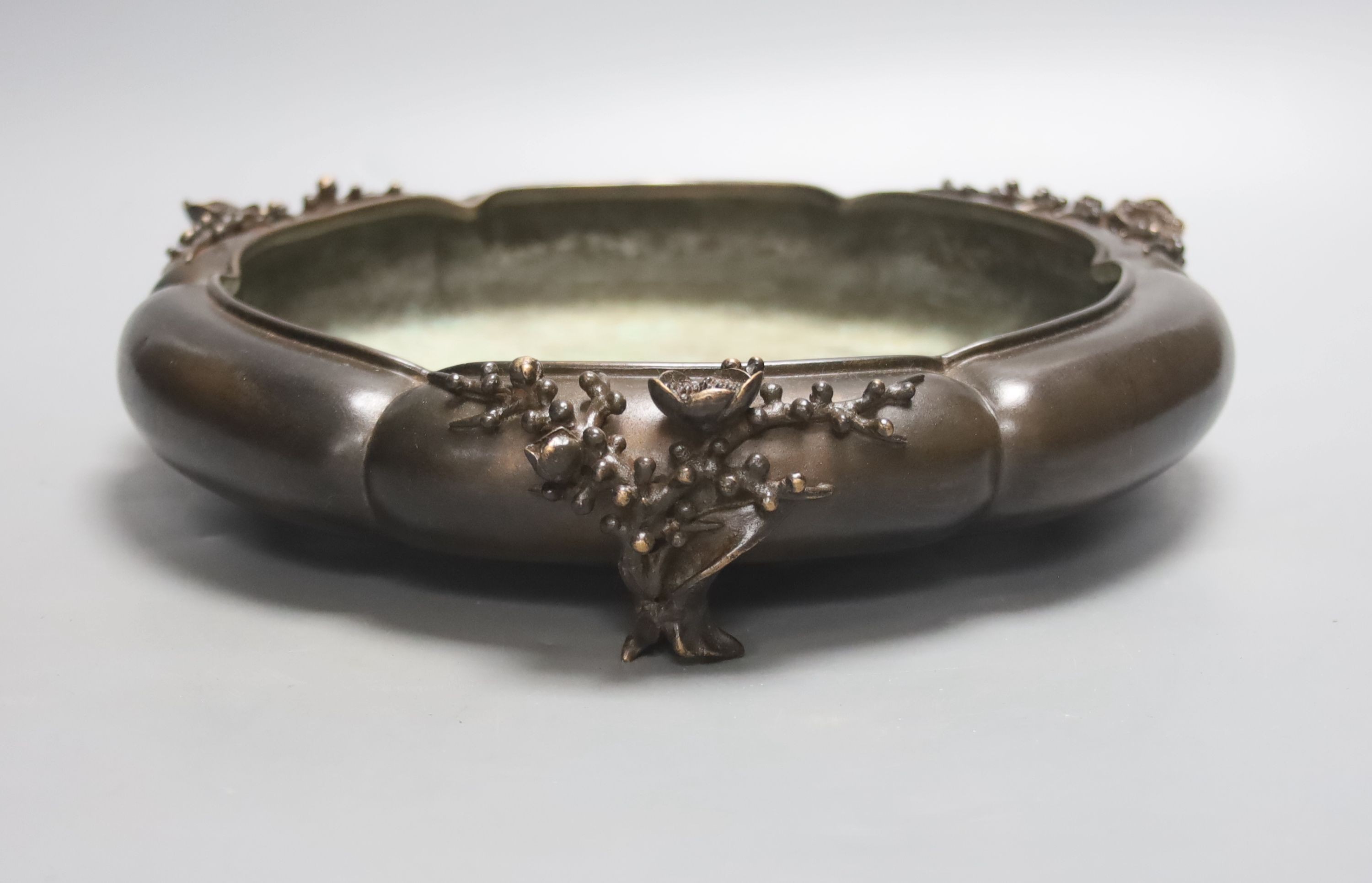 A Japanese bronze dish, Meiji period, diameter 28cm